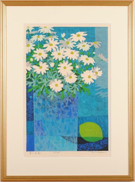 画家名：本荘正彦 作品名：夏の気配 絵のサイズ:W23×H35cm 額装サイズ：W38×H51cm 版画の技法：木版画 サイン：作家直筆鉛筆サイン 納期：7日 本荘正彦さんが木版画で制作した花の絵画「夏の気配」は、マーガレットの花を描いた木版画です。 このマーガレットの花の絵の木版画の限定枚数は950部で、19版20度摺りで制作されました。 ただし、残枚数はこの一部のみです。 マーガレットの花の横にはレモンが置かれ、爽やかな柑橘系の香りが漂ってくるような木版画です。 ちなみにマーガレットの花の花言葉は、「恋占い」、「真実の愛」、「信頼」などです ピュアなイメージのマーガレットの花にぴったりな花言葉です。 本荘正彦　プロフィール 1963年　　神戸市に生まれる。 1986年　京都教育大学教育学部美術科を卒業後、 版画家・井堂雅夫に師事する。 1993年日本版画協会展に入選する。 (上野美術館・東京) 京展に入選する。 (京都市美術館・京都) 1994年花の美術大賞展スポンサー賞に入賞する。 (咲くやこのはな館・大阪) 日本版画協会展に入選する。 (上野美術館・東京) 1995年CWAJ展に出品する。以降、毎年出品する。 (アメリカンクラブ・東京) 1996年京展に入選する。 (京都市美術館・京都) 東京国際ミニプリント・トリエンナーレ展に入選する。 (多摩美術大学美術館・東京) The 1st Malaysia Annual Exhibition of international Contemporary Printsに入選する。 (CENTRAL ART GALLERY・マレーシア) 1999年京展に入選する。 (京都市美術館・京都) 2001年本荘正彦木版画展が開催される。 (新宿高島屋・東京) 2003年日本版画協会展に入選する。 (上野美術館・東京) 2004年画文集・「次の日曜日が来るまえに」を出版する。（河出書房新社） ロサンゼルス・カウンティ美術館に 作品が収蔵される。 2006年本荘正彦木版画展が東京・松屋銀座で開催される。 2009年〜2014年　　日本版画協会準会員 2000年〜2014年版画KYOTO実行委員会会員 2010年〜2014年兵庫県立美術館・ (木版画講座)講師 NHK文化センター京都教室(木版画講座)講師 京都新聞文化センター(木版画講座)講師