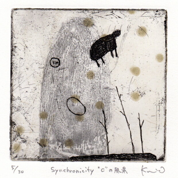 ●画家名：オバタクミ ●作品名：Synchronicity C の風景 ●絵のサイズ：W12×H12cm ●額装サイズ：W27×H27cm ●版画の技法：銅版画 ●サイン：作家直筆鉛筆サイン ●納期：7日 オバタクミさんが銅版画で制作した抽象画の絵「Synchronicity C の風景」は、2006年に制作された抽象画の銅版画です。 この抽象画の銅版画のタイトルになっている「Synchronicity」とは英語で、シンクロニシティと読み「意味のある偶然の一致」という意味です。 銅版画のタイトルが何となく哲学的で、残念ながら僕の頭では上手く説明ができません。 オバタクミさんと話す機会があったら、ぜひ訊いてみたいと思います。 この抽象画の銅版画の限定枚数は、僅かに30部です。 オバタクミさんは、カダケス国際ミニプリント展に銅版画作品を毎年出品し続け、ついに2016年にはグランプリを受賞されました。 類まれな才能とセンス、そして努力が世界的な公募展でも評価されました。 オバタクミ　プロフィール 神奈川県出身。 東京都在住。 2000年より銅版画を始める。 2004年ゑいじう2005年創作カレンダー展で佳作を受賞する。(ギャラリーゑいじう) 2006年ゑいじう2007年創作カレンダー展で優秀賞を受賞する。(ギャラリーゑいじう) 2006年、2007年、2008年、2009年、2010年、ボローニャ国際絵本原画展で入選する。(イタリア) 2007年HBファイルコンペVol.17で「鈴木成一賞」を受賞する。(HBギャラリー) 2008年第7回TIS公募展で銅版画作品入選し、審査員特別賞を受賞する。 2009年2010年、レッセドラ小版画展で入選する。(ブルガリア) 2010年「Tapirulan CALENDARIO DUEMILA11 」に銅版画作品により入選する。(イタリア) 2011年第31回カダケス国際ミニプリント展で入選する。(スペイン) 2012年第32回カダケス国際ミニプリント展で入選する。(スペイン) 2013年第58回CWAJ現代版画展で銅版画作品が入選する。 アワガミ国際ミニプリント展で入選する。 第33回カダケス国際ミニプリント展で入選する。(スペイン) 2014年第59回CWAJ現代版画展で銅版画作品が入選する。 第34回カダケス国際ミニプリント展で入選する。(スペイン) 2015年第35回カダケス国際ミニプリント展でファイナリストを受賞する。(スペイン) 2016年第36回カダケス国際ミニプリント展でグランプリを受賞する。(スペイン)