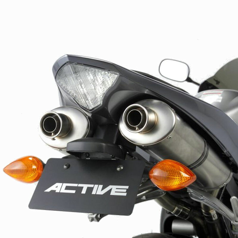 適合車種：YAMAHA YZF-R1 '2004 ～ '2008 車体に加工が必要なく、ノーマルウィンカーの取り付けはもちろん、装着位置やステーの形状にまでこだわった、スタイリッシュかつ車検に対応するフェンダーレスキットです。 ナンバー灯：LEDナンバー灯付き ナンバー角度：45° 別売のリフレクターキットが必要です。