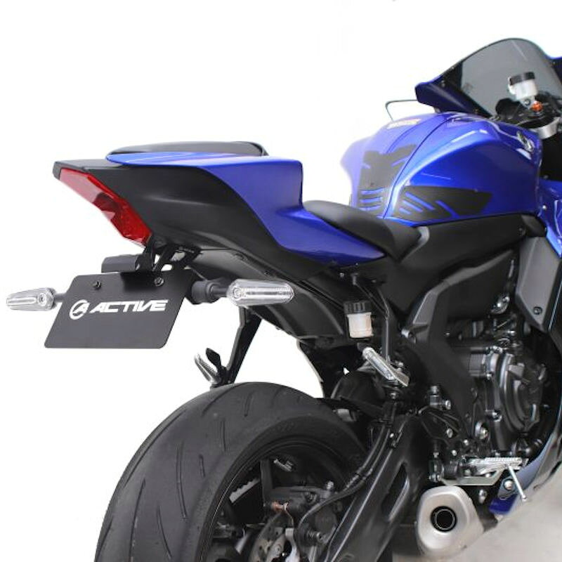 適合車種：YAMAHA YZF-R7 22-25 車体に加工が必要なく、ノーマルウィンカーの取り付けはもちろん、装着位置やステーの形状にまでこだわった、スタイリッシュかつ車検に対応するフェンダーレスキットです。 ナンバー灯：LEDナンバー灯付き ナンバー角度：40° 別売のリフレクターキットが必要です。