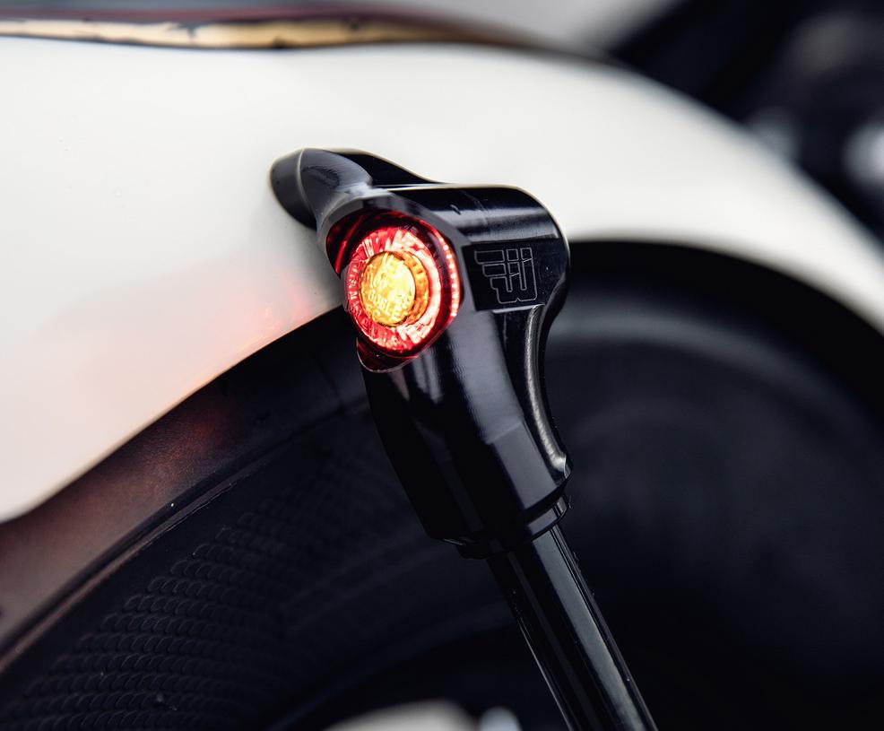 Wunderkind フェンダーストラット ウインカー&テールランプ付き トライアンフ ボバー/ブラック 17-21