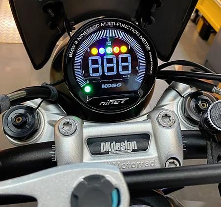 バイクマルチメーター5IN1 DC9～24V 電圧表示 温度 時計 ストップウォッチ USB出力 スマホ充電 オートバイ 車載 カラーLEDデジタル表示 生活防水 低電圧アラート MORFM05