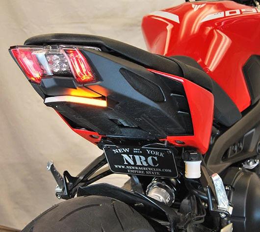 【商品説明】 ヤマハ MT-09 2017-2020年用LEDリアウインカー/フェンダーレスキット【タック】です。 LEDウインカーならびにナンバー灯が付属します。 アメリカの新鋭メーカー、New Rage Cyclesはプラグオンで取り付け可能で独創的なデザインのLEDウインカー、フェンダーレスキットが人気です。 ※ナンバープレートホルダーはUS規格です。 加工か変換プレートホルダーが別途必要です。 ※LEDウインカーにEマークはありません。 ※別途LEDウインカー用リレーが必要です。 【適合】 ヤマハ MT-09 2017-2020年 ※適合はアメリカを基にしております。 【メーカー】 ニューレージサイクルズ（New Rage Cycles）