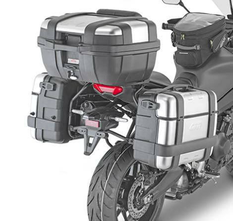 【説明】 デザイン、機能、耐久性から高い支持を得ているイタリアンメーカーGIVI(ジビ)の、ヤマハ トレーサー9/9GT/9GT+専用 MONOKEY サイドケースホルダーです。 直径18mmのスチール管を使用したパニアケースマウント。 MONOKEYシステムにより、ワンタッチで車両から取り外し/取り付けができます。 ※固定方法が異なるため、TREKKER OUTBACKシリーズのサイドケースは使用できません 別売りの07RKITと組み合わせることで、クイックリリースのパニアホルダーにすることもできます。 ※画像はイメージです ※トップケース、サイドケースなど含まれないオプション画像があります 【適合】 ヤマハ トレーサー9/9GT/9GT+ 2021-24 【メーカー】 ジビ（GIVI)