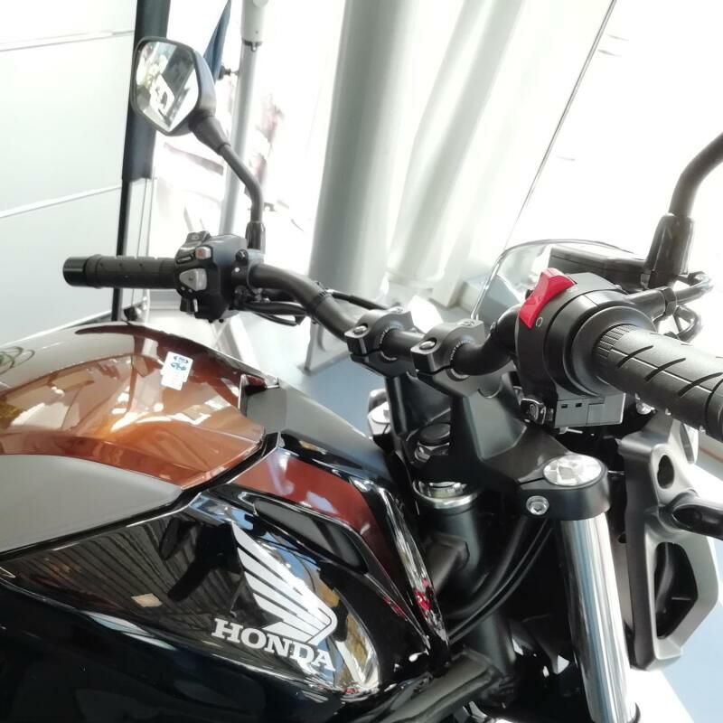 【商品説明】 NC750 700のハンドルが遠い、低い。もう少し近く,高くしたい時に便利な、 NC750S、NC750X用のハンドルバーライザーです。 ハンドルが30mmアップ、21mmオフセットします。 アップライトなライディングポジションになり、姿勢が楽になります。 CNCフライス加工、ガラスビーズブラスト、アルマイト加工 ※ハンドルの位置が変わると、ケーブルや配線の長さが足りなくなる可能性がありますので、事前に確認してください。 足りない場合はケーブルラインの延長もしくはエクステンションアダプター（【27758】【27768】【26872】【27819】）等が必要です。 ブレーキライン延長アダプターの使用をお勧めします。 【カラー】 ブラック 【適合】 HONDA（ホンダ） NC750S、NC750X 2014〜 【メーカー】 VOIGT MOTO TECHNIK 高品質なハンドルライザー、エクステンション、レバー、を開発製造。 TUV、ABE認証得ていることからも技術力のたかさが窺い知れます。