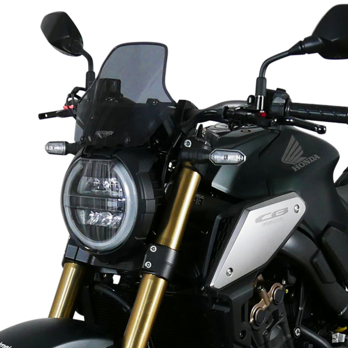 【商品説明】 ホンダ CB650R用 ウィンドスクリーンです。 装着していることが目立ちすぎない、ミニマルなルックスのスポーツタイプのスクリーン。 しっかりとした防風効果で長時間の走行ではライダーの疲労を軽減してくれます。 ヘッドライト/メーター周りをすっきりと見せるドレスアップ効果も発揮します。 素材は厚さ3mmの丈夫なアクリル樹脂。 取付けステーが付属します。 【適合】 CB650R 2021〜2023 【サイズ】 幅240mm x 長さ225mm 【カラー】 スモーク 【素材】 アクリル 【メーカー】 MRA（エムアールエー）