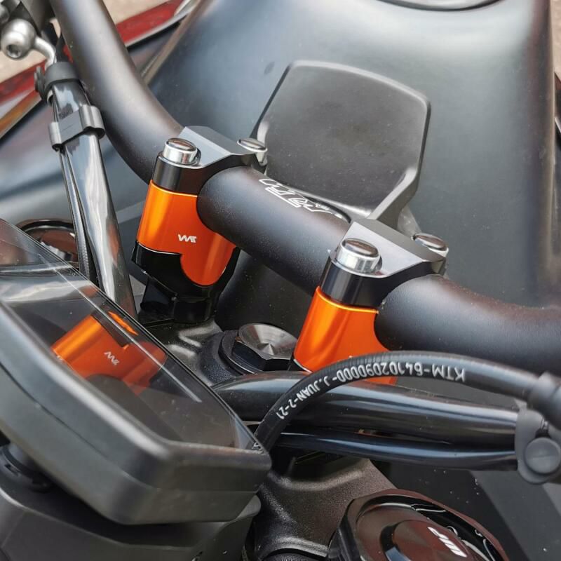 【商品説明】 ハンドルが遠い、低い。もう少し近く,高くしたい時に便利な、 KTM 1290 Super Duke GT用のハンドルバーライザー。 ハンドルが25mmアップします。 ハンドル位置が高くなることで、よりリラックスした着座姿勢とダイレクトなライディングフィールが得られます。 CNCフライス加工、ガラスビーズブラスト、アルマイト加工 ケーブルやラインの延長は不要 【カラー】 オレンジ 【適合】 KTM 1290 Super Duke（スーパーデューク） R 2013〜2019 【メーカー】 VOIGT MOTO TECHNIK 高品質なハンドルライザー、エクステンション、レバー、を開発製造。 TUV、ABE認証得ていることからも技術力のたかさが窺い知れます。