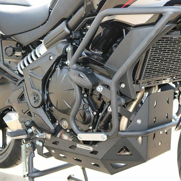 【商品説明】 T-REXレーシングのVersys 650用スキッドプレート Versys 650の万能性から不整地やグラベルロードを走る機会も多いと思います 万能性を高める為にスキッドプレートでエキパイ、触媒部、クランクケース を羽石等から保護しましょう スキッドは4mm厚の航空機グレートアルミ材をCNC加工しTIG溶接しています 【適合】 カワサキ ヴェルシス（Versys） 650 2015〜2022 【メーカー】 T-REX RACING