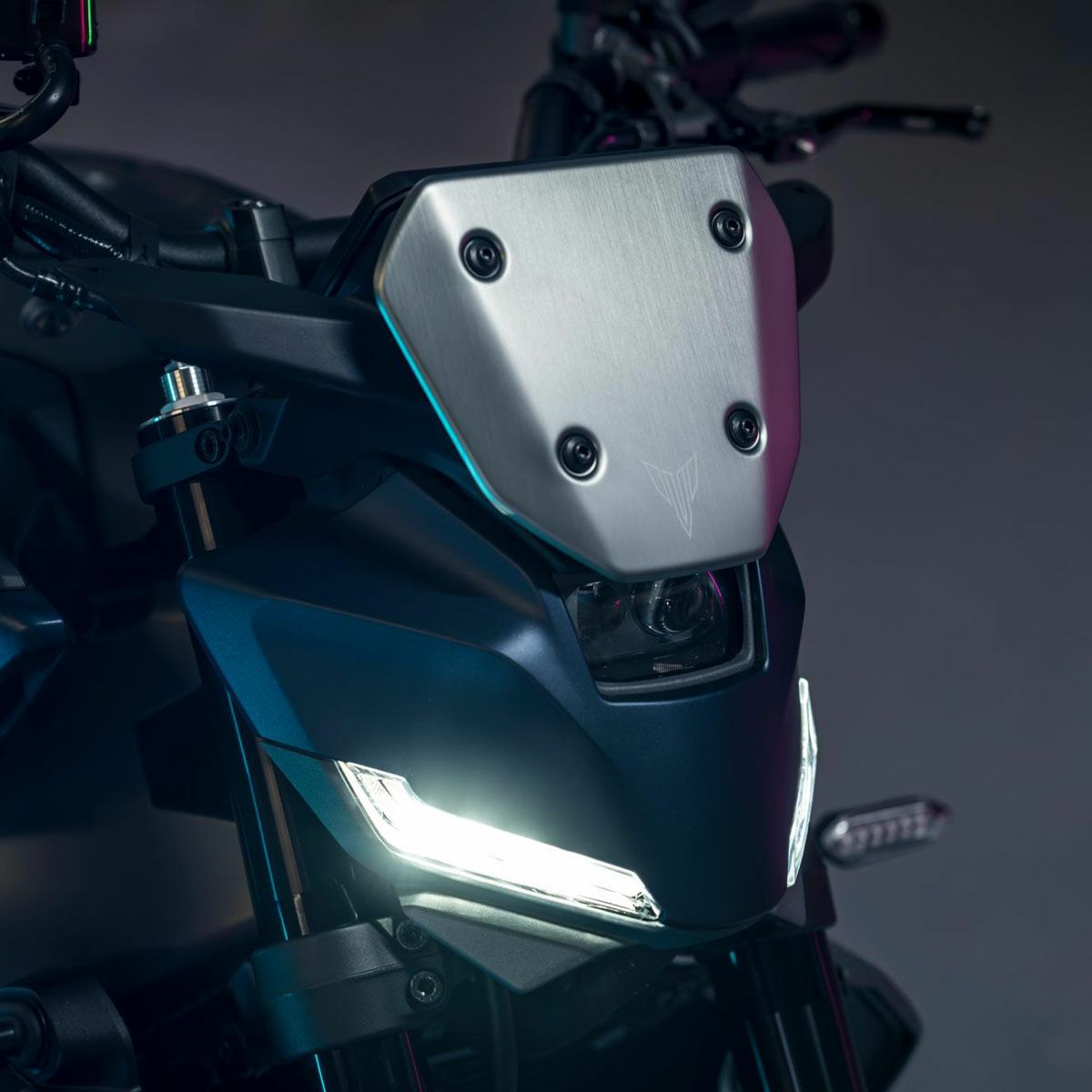 ★エントリーでポイント10倍★MT-09 24- アルミニウムバイザー アルミスクリーン EUヤマハ純正オプション