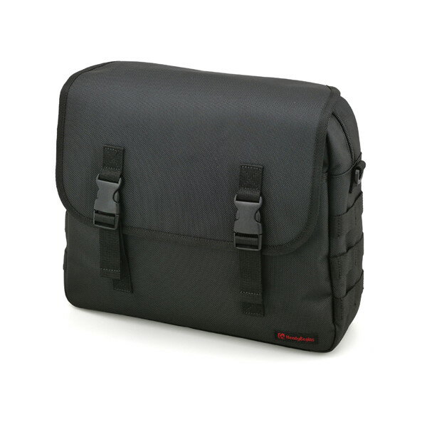 シートバッグにベストマッチしたサドルバッグ。ポリエステル1680デニール生地を採用。フラップ、前面、側面の生地の間にウレタン芯を入れることにより型崩れしにくく、シートバッグと同時装着した際に統一感がある見た目になります。・サドルバッグの形に合わせた立体形状のレインカバー付属。【用途】バイク用サドルバッグ【材質】シートバッグ同等のポリエステル1680デニール生地 / ウレタン芯を入れることで型崩れしにくい【仕様1】容量10L、最大積載重量2kg【仕様2】サイズ：縦280×横350×奥行100mm / サドルバッグサポート差込部有効幅：260mm【商品構成】レインカバー×1、金具付き固定ベルト×2、樹脂付き固定ベルト×2■メーカー：ヘンリービギンズ■品番：30822【注意事項】※ 取り付けには、別売のサドルバッグサポートまたは市販の巻き込み防止バーとの同時装着が必要です。※ 適合しないサポートがある場合がございます。あらかじめ、サドルバッグ背面にあるサポート差込部の寸法をご確認ください。※返品・交換不可※メーカー欠品・完売の場合は別途ご案内いたします。※ 取り付けには、別売のサドルバッグサポートまたは市販の巻き込み防止バーとの同時装着が必要です。 ※ 適合しないサポートがある場合がございます。あらかじめ、サドルバッグ背面にあるサポート差込部の寸法をご確認ください。