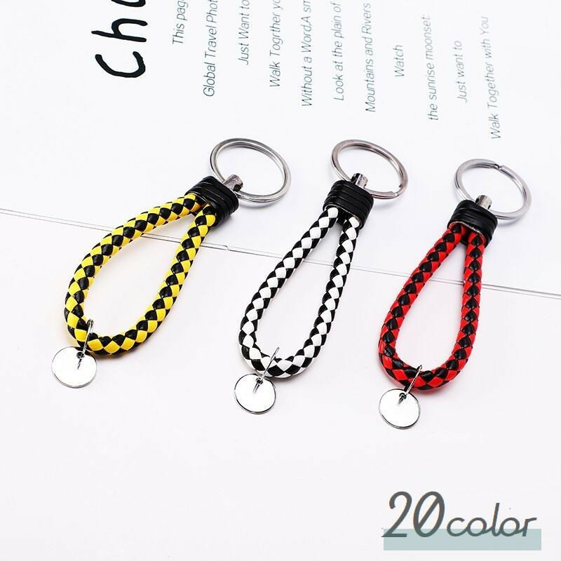 送料無料 キーホルダー キーリング レディース メンズ 男女兼用 ユニセックス キーチェーン レザー調 編み込み 鍵 かぎ シンプル おしゃれ かっこいい プレゼント ギフト 贈り物 カラバリ豊富 車 家 チャーム付き トリコロール ミックス ブラック ホワイト ブラウン ピンク