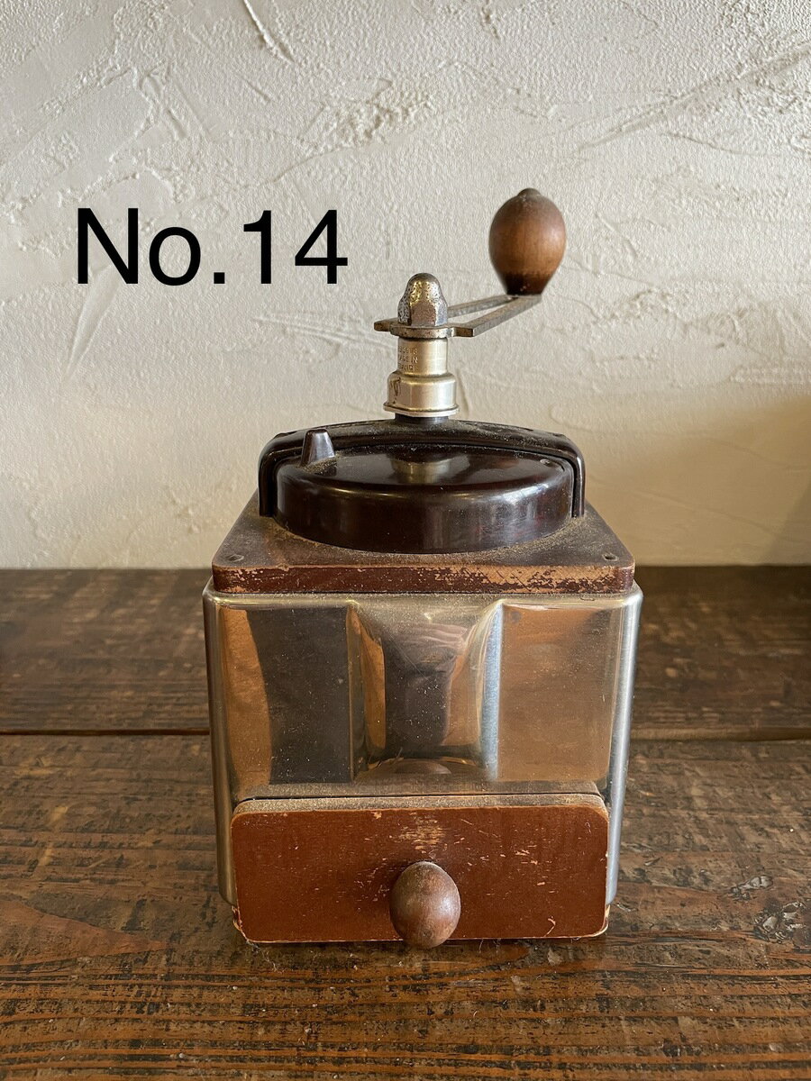 【 #14】 PEUGEOT Inoxydable Pueginox Luxe coffee mill コーヒー専門店が厳選する本物のアンティークミル 商品番号：14メーカー：フランス PEUGEOT社大きさ：W9 cm×D14 cm×H22.5 cm（突起部含む）製造年：1940年代状態：A（大変良好）キズその他瑕疵：歯にサビがあります。言わずと知れたフランスPEUGEOT社のミルです。状態は大変良いです。ハンドルは経年劣化があります。裏に刻印があります。ベークライト使用。歯にサビがあります。PEUGEOT社は車を造る以前は芝刈り機とコーヒーミルが主要商品でした。もともとは歯車からスタートしたそうです。今も作り続ける貴重なメーカーで、アンティーク市場でもたくさん流通する様はアンティークコーヒーミルのなかでも最大のブランドといえます。このモデルの本体はステンレススチールで出来ており、ミル最大の敵である錆とは無縁です。ホッパーはベークライト製です。ベークライトはプラスチックの先輩にあたる樹脂で耐熱温度、強度、電気絶縁性に優れています。アンティークの分野ではベークライトは大変価値を持っており、ちょっとでも部品に使われているだけで値打ちが上がります。このモデルのように金属に替わる部材としてコーヒーミルでも使われているものがあり、劣化がとても少なく、ビス止めにも耐えられる強度は、かえって金属より長く状態を保つことに寄与しています。また、このモデルは接着剤を使用していないため、ドライバーで完全に分解することができます。当時はエコを意識していたとは考えられませんが、結果として現代の意識に通ずるものがあります。ご家庭にフランスの香りをどうぞ。※経年変化も大切な味わいと考えているため、研磨は必要最小に留めています。分解清掃は施しておりません。※お使いになられる際は、一度捨て豆で挽かれてからお使いください。※アンティークの性質上、ご購入後の返品、交換等はお断りいたします。 8