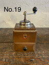 【#19】 MKH small wood coffee mill (toy mill) コーヒー専門店が厳選する本物のアンティークミル 商品番号：19メーカー：ドイツ MKH社大きさ：W11 cm×D9 cm×H15.5 cm（突起部含む）製造年：1940年代状態：特Aキズその他瑕疵：ほとんどなしMKH社のミルです。経年劣化は極めて微少です。くっきりとしたロゴマーク、歯の状態は良好。本体の歪みはまったくありません。Toy mill と呼ばれるとても小さいミルです。1杯分挽くにも何回も豆を入れるくらい小さいので、多分子供の道具として作られたようです。欧州の特徴として、子供用でも大人用と同じように造ります。子供だからとナメてつくりません。小さい時分から本物をさわって育つのは、とても大事なことですね。なのでこれも立派なコーヒーミル。ペッパーミルとしてもお使いいただけます。ぜひお手元にどうぞ。※経年変化も大切な味わいと考えているため、研磨は必要最小に留めています。分解清掃は施しておりません。※お使いになられる際は、一度捨て豆で挽かれてからお使いください。※アンティークの性質上、ご購入後の返品、交換等はお断りいたします。 8