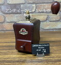 【vintage001】 ZASSENHAUS wood coffee mill Nr.156 コーヒー専門店が厳選する本物のアンティークミル。こちらはヴィンテージ品になります。 商品番号：vintege001メーカー：ドイツ ZASSENHAUS社大きさ：W16 cm×D15.5 cm×H19.5 cm（突起部含む）製造年：近代状態：A（大変良好）キズその他瑕疵：本体に一か所キズがありますドイツのメーカーZASSENHAUS社のニーミルです。いたって良好な状態です。ブナ材の本体、カラーはマホガニー風仕上げハンドルの付け根のダイヤルで挽き目を調整します。当時人気のあったモデルで、小ぶりながら肉厚の本体はほどよい存在感がありました。台所でも邪魔しない大きさです。ZASSENHAUS社が倒産したとき、販売せずに保管していたものです。ロゴが旧タイプですので最後の製造になります。なお試し挽きをしておりますので、未使用ではありません。これからアンティークへと変化を遂げていくミルです。ぜひお手元にどうぞ。※経年変化も大切な味わいと考えているため、研磨は必要最小に留めています。分解清掃は施しておりません。※お使いになられる際は、一度捨て豆で挽かれてからお使いください。※アンティークの性質上、ご購入後の返品、交換等はお断りいたします。 8