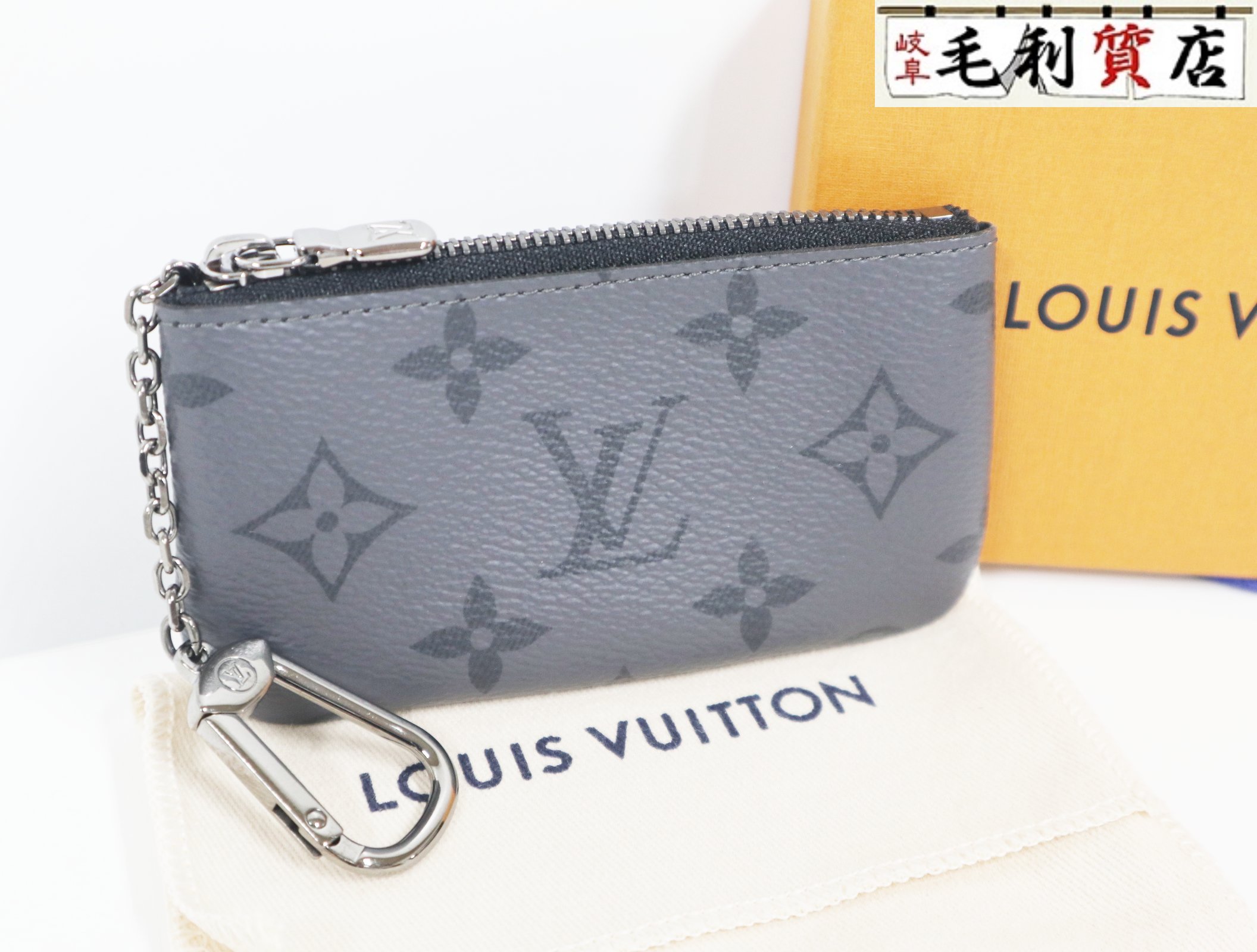 ルイヴィトン LOUIS VUITTON モノグラム エクリプス リバース ポシェット クレ M80905 コインケース 極上美品 小銭入れ 商品名 片面にはモノグラム・エクリプス キャンバス、もう片面にはより明るい印象のモノグラム・エクリプス リバース キャンバスを使用した｢ポシェット・クレ｣。 コインやカード、紙幣、鍵など身の回りの小物を収納できます。 ファスナースタイルの開口部にはLV イニシャルの刻印入りの引き手が個性を放ち、バッグやベルトに取付けられるようチェーンとフックがあしらわれています。 手元にございますので、下記手続きに則り即時発送できます。 詳細は、最後までお読みください。 商品詳細 型番：M80905 サイズ：12 x 7 x 1.5 cm 　(幅 x 高さ x マチ) (計測には多少誤差があります) －素材：モノグラム・エクリプス キャンバス、モノグラム・エクリプス リバース キャンバス －ライニング：グレインレザー(皮革の種類：牛革) －金具(色：シルバー) －ファスナー開閉式 －キーリング －フック付きチェーン 付属品：箱、保存袋 内側に「CT3282」と刻印があります。 真贋鑑定済み、もちろん本物です。 商品状態 極上美品のお品です。Aランクです。 発送方法・送料 送料は全品無料です。 ご注意事項 画像以外に付属するものはありません。 掲載画像は、商品のお色にできるだけ近づけるよう努力はしておりますが、お使いのモニターや画面設定等によっては、 若干お色が異なって見える場合もございますので、予めご了承下さい。 商品の返品および交換は承っておりません。 ただし、数量の不足など当社原因による場合には、返品・交換を受け付けます。 当店は実店舗とネットショップの複数店舗で在庫を共有しているため、ウェブサイト上に在庫がある場合でも、「売り切れ」となっている場合がございます。 「売り切れ」の場合はキャンセルとさせて頂きますので何卒ご了承ください。 商品到着後1週間以内にメールか、お電話にてご連絡ください。 お支払方法に関らず、ご指定の口座に返金するものとします。 当社の営業時間はAM9時〜PM7時00分、日曜定休となっております。 時間外にいただきました質問の回答及び落札の対応等につきましては、翌営業時間内となりますのでご了承ください。