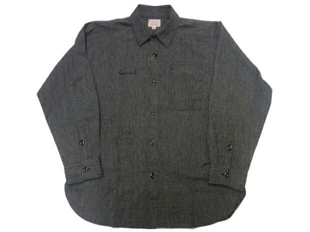 チンストラップ仕様。 右胸に眼鏡ループ。 左胸はウォッチポケット。 右下にもポケット。 前回好評を博した眼鏡ループを配したラグラン・ワークシャツを撚り杢生地にでブラッシュアップ。ワークテイスト増々！ コットン100%。 サイズ身幅裄丈着丈 S54cm前後78cm前後69cm前後 M56cm前後80cm前後71cm前後 L58cm前後82cm前後73cm前後 XL61cm前後85cm前後75cm前後 ※サイズは一枚ずつ若干の違いがありますのでご了承ください。