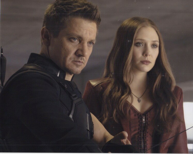 アベンジャーズ ジェレミーレナー エリザベスオールセン Marvel's The Avengers 映画 写真 輸入品 8x10インチサイズ 約20.3x25.4cm.