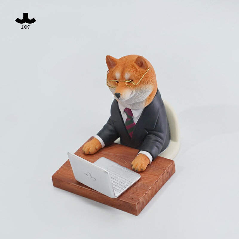 【1/12スケール】柴犬 フィギュア スーツ姿 残業 サラリーマン 犬 JXK Studio 超リアル 精緻手作り ハンドペイント オフィス ジオラマ デスク 癒し インテリア オブジェ 犬好き プレゼント