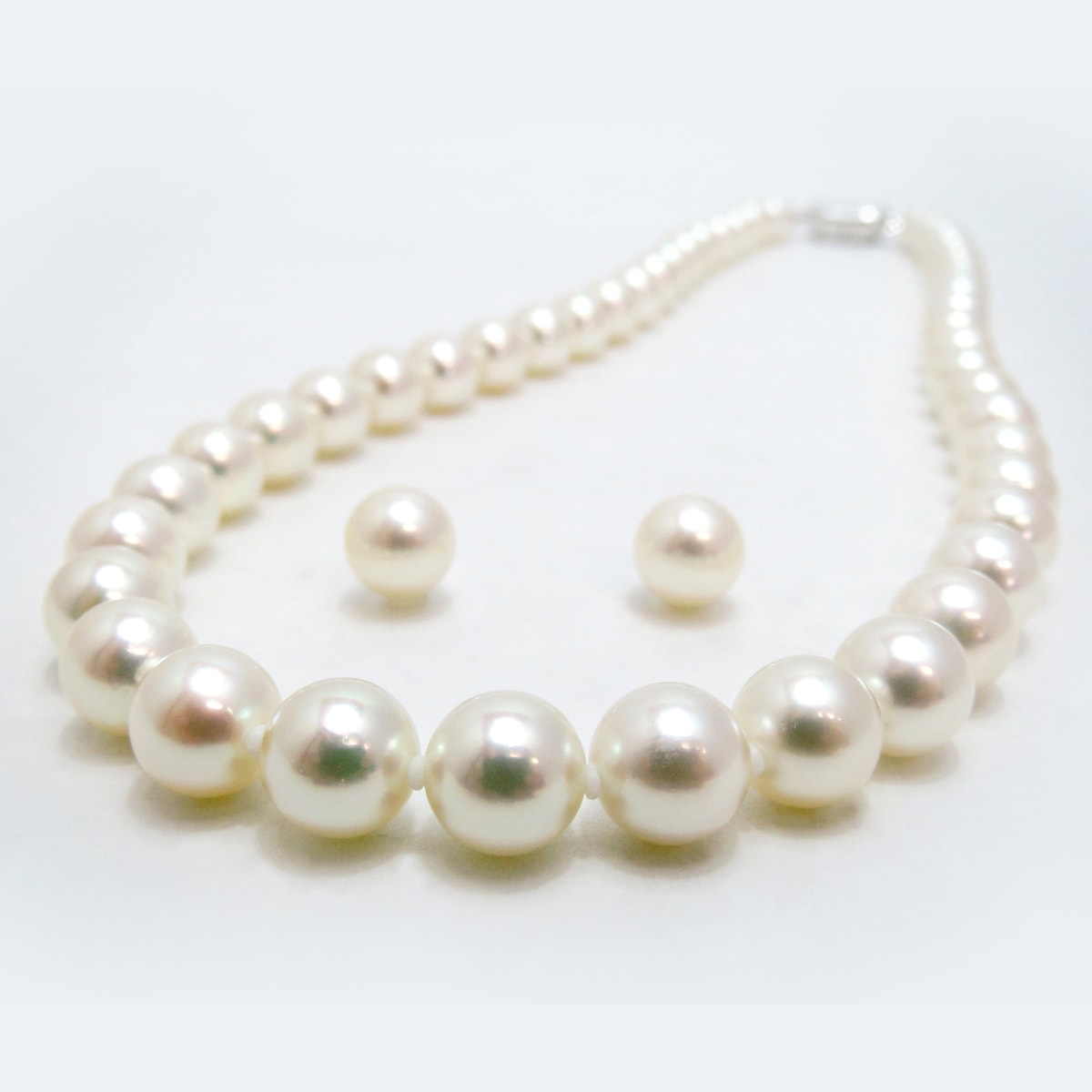 【全品ギフト包装】≪ 花珠真珠 ≫ 高級！ホワイト系アコヤ真珠ネックレスセット （イヤリング/ピアス） 約8.0-8.5mm SV y-sn-216 【鑑別書付き商品】三重県真珠加工販売協同組合