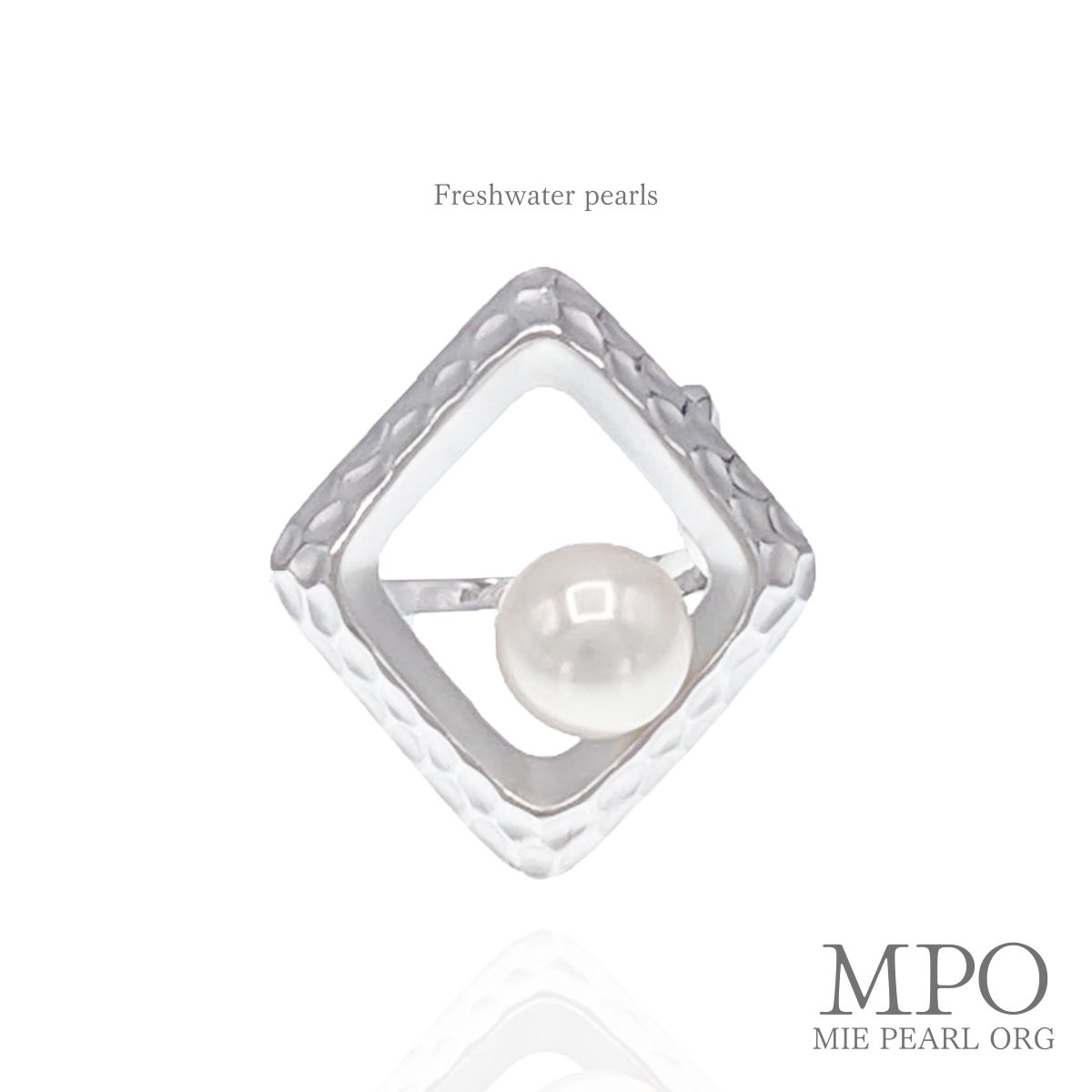 商　品　詳　細 種類 淡水真珠 かたち ボタン サイズ 約8.0mm メタル SILVER 色 ホワイト 全長 約3×2.5cm テリ A キズ ANEW淡水真珠リング インパクトのあるサイズ感が特徴的な淡水真珠デザインリング スクエアの中に浮かんでいるかのような約8.0mmボタン型の淡水真珠はユニークな魅力を放ちます リング表面の槌目デザインはモダンでスタイリッシュな印象を与えます カジュアルに日常使いしやすいけど、一味違ったデザイン性のある贈り物としてもおすすめなアイテムです 商　品　詳　細 種類 淡水真珠 かたち ボタン サイズ 約8.0mm メタル SILVER 色 ホワイト 長さ 約3×2.5cm テリ A キズ A
