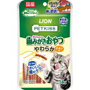 ◆特　長◆ ・かたいおやつが苦手なネコのためのやわらかいチキン味の歯みがきおやつです。・ギザギザ形状が歯に密着！噛むことで歯垢を除去し、歯の健康を維持します。・1日1回はおいしい歯のケアをしましょう・メーカー獣医師と共同開発 【お客様へ】本商品は、賞味期限3ヵ月以上の商品をお届けしております。 ◆メーカー（※製造国または原産国）◆ ライオンペット 株式会社 ※製造国または原産国：日本 ◆対象動物種・年齢◆ 猫 ◆給与方法・給与量◆ ・1日1回1本を目安にお与えください。・生後3ヶ月以上の愛猫に与えてください。・与える量は猫種、体脂肪量、年齢、運動量、環境温度、ストレス、個体差などによって異なりますので、食べ残しや便の状態をみて調節してください。・主食の量は適宣調節してください。 ◆原材料・成分◆ 【原材料】鶏ササミ、米粉、でん粉類、チキンエキス、還元水飴、大豆油、食塩、酵母エキス、サメ散骨抽出物(コンドロイチン含有)、カツオオイル、グリセリン、微粒二酸化ケイ素、ピロリン酸Na、炭酸Ca、グルコサミン、ポリリジン【保証成分】たんぱく質35.0％以上、脂質2.0％以上、粗繊維0.5％以下、灰分3.0％以下、水分23.0％以下【エネルギー】294kcal/100g(約6kcal/1本) ◆保存方法◆ ・お買い上げ後は、直射日光の当たらない、湿気の少ない所で保存してください。・開封後はチャックをしっかり閉じて冷蔵庫で保存し、なるべく早めにお与えください。 ◆使用上の注意◆ ・本商品は猫用のスナックです。人の食べ物ではありません。・乳幼児や認知症の方などの誤食を防ぐため、置き場所に注意してください。・愛猫の食べ方や習性によっては、のどに詰らせることがありますので、必ず観察しながらお与えください。・猫に指など噛まれるなどの事故に注意する。・子供が猫に与えるときは安全のため大人が立ち会ってください。・猫に異常が現れた場合は使用を中止し、本品を持参の上、獣医師に相談してください。・おいしさを保つための脱酸素剤は食べられません。・天然の原料を使用しているため、色・形・ニオイ・硬さに若干の違いがありますが、品質には問題ありません。・製造上、ギザギザ形状がつぶれているものが混ざることがあります。 【ご注意1】この商品はお取り寄せ商品です。ご注文されてから発送されるまで約10営業日(土日・祝を除く)いただきます。 【ご注意2】お取り寄せ商品以外の商品と一緒にお買い上げの場合は、全ての商品が揃い次第の発送となりますので、ご了承下さい。 ※メーカーによる商品リニューアルに伴い、パッケージ、品名、仕様（成分・香り・風味 等）、容量、JANコード 等が予告なく変更される場合がございます。予めご了承ください。 ※商品廃番・メーカー欠品など諸事情によりお届けできない場合がございます。 ※ご使用期限またはご賞味期限は、商品情報内に特に記載が無い場合、1年以上の商品をお届けしております。 商品区分：【ペットフード】【広告文責】株式会社メディスンプラス：0120-205-904 ※休業日 土日・祝祭日文責者名：稗圃 賢輔（管理薬剤師）