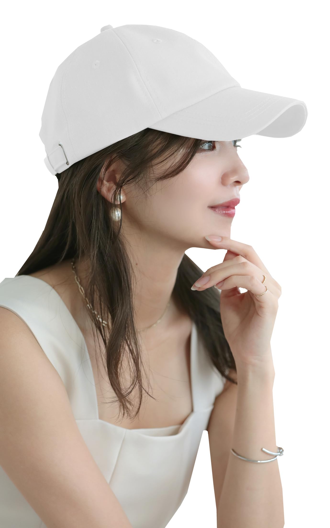 ・・【UVも遮光性もUPFも損なわない】UVカット100%で遮光性も100%でUPF50＋と最大限性能にはこだわり開発しております。夏の日焼け対策はまずはこちらの防止をご利用ください。・・【帽子の蒸れを最大限解消】内側は全面メッシュ素材であり接触冷感素材を使用しているので蒸れ対策はばっちりです。また汚れやにおいが気になる場合は自宅で手洗いOKです。・・【ベルトで簡単にサイズ調整可能】後方部分にサイズ調整ベルトがついているので、サイズの微調整が可能です。髪を巻いたときや、締め付け感なく被りたい時など、自分好みのサイズ感で被ることができます。・・【選べる2種類の深さタイプ】ノーマルタイプはカジュアルに使えてつばの長さがしっかりあり機能性にも優れています。深めタイプ紫外線対策にばっちりでアウトドアやレジャーにはもちろんモードな雰囲気で小顔効果にも最適です。・・【服装に合わせて使える5つのカラーバリエーション】コーディネートの邪魔をしないモノクロのホワイト・ブラック。肌なじみが良くナチュラルな印象を与えるキャメルとモカとカーキグリーン。男女共用となっております。・・【スペック】頭周り55-61cm　深さは2パターン（11.5cm or 12.5cm）つばの長さは6.5cm　水洗い加工済み、抗菌防臭加工済み