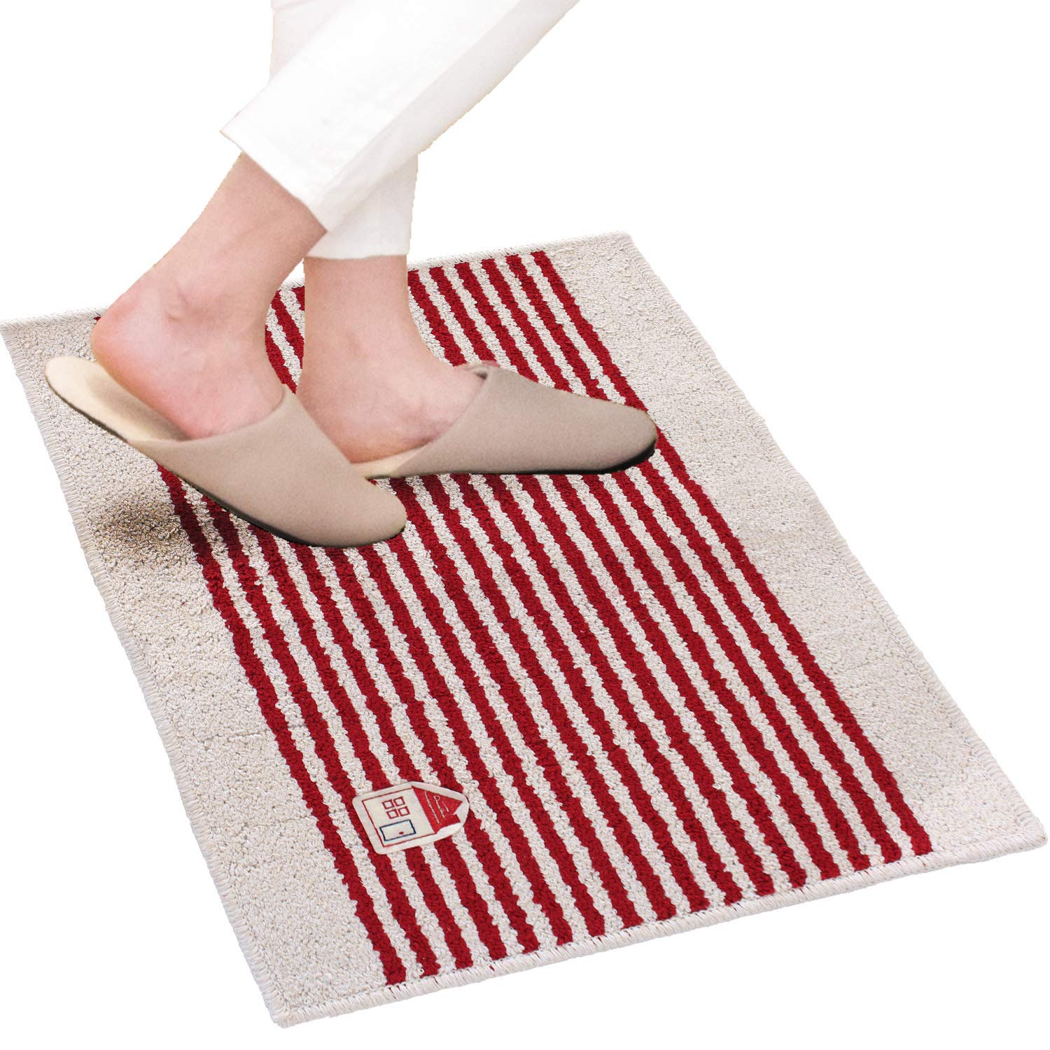 ・サイズ:約45cm×60cm(マットの高さ 約10mm)・素材:ポリエステル50%・綿32%・レーヨン14%・その他4%・裏面すべり止め加工・原産国:中国・2色をミックスした糸をベースに使い、ナチュラルなテイストに。・キッチンアイテムでも人気のレッドと、落ち着きのあるブラウンの2色をご提案。・インテリアが雑貨でも人気の家をモチーフ。・線キッチンだけでなく、洗面周りでも使っていただけます。商品紹介 生成りのベースにレッド、ブラウンのボーダーをデザインしたロングマット、カーサ。ナチュラルなトーンでまとめたお家のインテリアとも馴染みやすいデザインにしました。 インテリア雑貨の中でも人気のおうちモチーフをほっこりとした手作り感のあるアップリケでのせました。 ラフなフェルトの切り方と刺繍がポイントです。キッチンのような動きの多いシーンでも快適にお使い頂けるように裏面にはすべりにくい加工を施しています。 かわいいだけじゃない機能的なマットです。 洗えるカーサマットは全面をループ織りという糸をループ状に織っていく織り方でできています。野菜くずや細かなくずなどが目に入りにくくお手入れも簡単です。 ●飛び乗ったりすると、すべってけがをするとこがあります。 ●長期間敷き詰めたままにしておくと、マットのり面剤や床面ワックスの影響で床材が、黄変または密着したり、床が滑りやすくある場合があります。週に一度使用場所をずらしたり中性洗剤で床面をふいたりしてご使用ください。 ●パイルを引っぱったり、引っかけたりしないでください。(パイルが解けた場合は、つくろうかハサミでカットしてください。) ●床のお掃除に使う洗剤・ワックス、水等はよくふきとってからご使用ください。(裏面加工剤が破損・密着するおそれがあります。) ●最初5、6回は毛羽が出ますので、特にご注意ください。(他のものとは別に洗濯してください。) ●乾燥機はご使用にならないでください。(熱により変形・損傷の恐れがあります。) ●柔軟剤や漂白剤はご使用にならないでください。 ●ドラム式などの一部の形式の洗濯機ではご使用できない場合があります。洗濯機の取扱説明書をよくご確認の上、洗濯してください。 ●家庭用洗剤をご使用の上、洗濯機での丸洗いは洗濯ネットをご使用ください。 ●ねじり絞りは避け、陰干ししてください。 ●損傷を防ぐ為、洗濯槽の高さより低くなるように折りたたんで単品で洗濯してください。 ●パイルを引っぱったり、引っかけたりしないでください。(パイルが解けた場合は、つくろうかハサミでカットしてください。) 安全警告 飛び乗ったりすると、すべってけがをすることがあります。長期間敷き詰めたままにしておくと、マットのり面剤や床面ワックスの影響で床材が、黄変または密着したり、床が滑りやすくある場合があります。週に一度使用場所をずらしたり中性洗剤で床面をふいたりしてご使用ください。パイルを引っぱったり、引っかけたりしないでください。（パイルが解けた場合は、つくろうかハサミでカットしてください。）床のお掃除に使う洗剤・ワックス、水等はよくふきとってからご使用ください。（裏面加工剤が破損・密着するおそれがあります。）