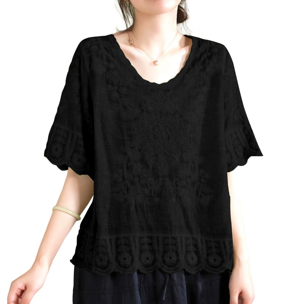 ・1.ポイント：素材の表面に刺繍の花柄があしらった半袖のレディースブラウス。ゆったりしたシルエットで体型カバー効果が期待できます。コットン素材で作られており、通気性が良くて、夏に快適で涼しい。薄手で室内の冷房対策とちょっとだけのお出かける際のUVカットに実用性があるブラウス。半袖でこれからの季節に活躍できそう。・2.素材：90%コットン+10%ポリエステル（刺繍部分の素材はポリエステル、本体部分の生地はコットン）素材の厚さ：薄手。透け感：あり、ホワイトの透け感が強いので、必ずインナーと合わせて着てください。裏地：なし。生地の柔らかさ：やや硬い。サイズ：フリー。着丈58cm、肩幅42cm、バスト108cm、裾幅：62cm、袖丈37cm、袖口幅18.5cm、推薦体重：40kgから70kgまで対応できます。モデルさんの身長は164cm、50kg、バスト88cm、ウェスト66cm、ヒップ91cm。ご注意：身長と体型により着たイメージがモデルさんと異なる場合はあります、予めご了承ください。・3.概要と説明：クールネックで顔周りがスッキリ見せます。モデルさんのようにネックレスを付けば可愛さがより一層アップします。プルオーバー仕様、着脱ぎに便利です。ヒップにかかる程度の着丈で着やすいです。袖口と裾はウェーブ仕様でおしゃれで可愛いです。ご注意：体への摩擦を減らしに、洗濯表記と布タグがついておりません、予めご了承ください。・4.コーデ：夏にインナーと合わせて着て快適で涼しい。春秋にジャケットに合わせて着るのがお薦めます。着回し力が良いのでチュールスカート、ワイドパンツ、ジーンズ、デニムスカートに合わせても着れます。カジュアル、部屋着、普段着、お出掛け、買い物、友達を訪問、海辺、水遊び、楽園、花見、花火大会等様々なシーンに活躍できます。・5.洗濯方法と注意事項：手洗いも洗濯機も対応できます。色落ちと色移りを避けに濡れたままの放置をしないで、単品洗い推薦します。商品はビニル袋に入れて発送しますのでシワが生じる場合はあります、アイロンで皺が消えます。光の影響で実物と写真が見た目が異なる場合はあります、予めご了承ください。