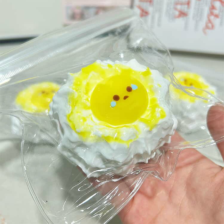 子供 水感スクイーズ たまご ぷにぷに 本物そっくり ストレス解消 焼き玉 クイーズ 卵 クリーム おしゃれ ふわふわおもちゃ 大人 非常に弾力性がある 握って遊ぶ 癒し もちもち 水感 泥感 スクイーズ玩具 スクイーズおもちゃ フード 焼き玉 食べ物 玩具 mrich333-10008014 m-Rich サンプル画像3