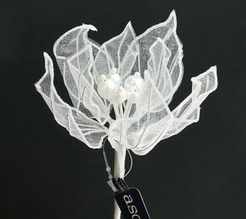 asca アスカ商会 造花 シルクフラワー 『S.シフォンポインセチア AX60172』 花径(約):11cm 全長(約):41cm 素材:ポリエステル・プラスチック・紙テープ 説明 造花 シルクフラワー 『S.シフォンポインセチア AX60172』 asca アスカ商会 リースやクリスマスインテリアに メーカーの2022年度冬新作。 新雪のように透明感のある、シフォン生地で作られたポインセチアです。 冬やクリスマスのアレンジメントにどうぞ。 また、リースやイベント用ウェルカムボートに使用したり、コサージュなどのアクセサリー材料としても活用できます。 お花好きや、装飾をお探しの方に。 [フラワーアレンジメント ブーケ ウェディング ディスプレイ リースアレンジ クリスマス Christmas Xmas 装飾 ポインセチア] ■花径(約):11cm ■全長(約):41cm ■素材:ポリエステル ■プラスチック ■紙テープ ※ ラメの粉が落ちます。設置場所にご注意ください。 ※特価と表記のある商品は、全てのお客様にお値打ちとなる価格に設定しております為、割引対象外となります。 ※モニターによって実物のお色と若干異なる場合がございます。 商品コード13080616341商品名asca アスカ商会 造花 シルクフラワー 『S.シフォンポインセチア AX60172』型番AX60172カラークリア※他モールでも併売しているため、タイミングによって在庫切れの可能性がございます。その際は、別途ご連絡させていただきます。※他モールでも併売しているため、タイミングによって在庫切れの可能性がございます。その際は、別途ご連絡させていただきます。