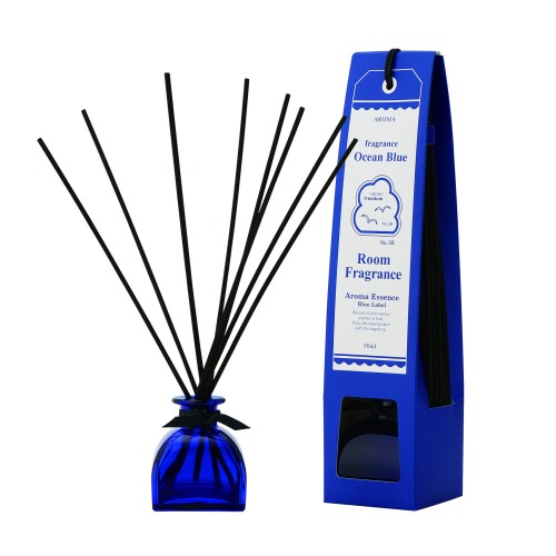 グローバル プロダクト プランニング ブルーラベル ルームフレグランス オーシャンブルー 50ml(芳香剤 リードディフューザー 海の爽快さを思い出させる香り) 単品 50ミリリットル (x 1) 原産国 :中国 内容量 :50ml 商品サイズ (幅×奥行×高さ) :57×57×250 材質 :シュリンク:PET/外箱:紙 商品紹介 本品は食べ物ではありません ■本品は吊り下げタイプの芳香剤です。揺れた際に壁や家具、布等につかないよう、ご注意ください。変色やシミの原因となります。 ■車内で使用する際は、運転の妨げにならないよう安全な場所に吊り下げてください。 ■使用中、香りで気分が悪くなった際には換気をし、ご使用をおやめください。 ■高温多湿、直射日光を避け、乳幼児の手の届かないところで保管してください。 お部屋のインテリアに最適なシックなデザイン男性へのプレゼントにも最適/フレグランスオイルのボトルキャップを外し、スティックを8本挿して使用します。 ■香りの持続期間の目安は約4~6週間です。*持続期間はご使用される環境、使用方法によって異なります。 ■香料の性質上、時間の経過とともに色が変わる場合があります。また、稀に微少の浮遊物がみられる場合がありますが、品質に問題はありません。 原材料 ■成分 溶剤、香料 商品コード13005694510商品名グローバル プロダクト プランニング ブルーラベル ルームフレグランス オーシャンブルー 50ml(芳香剤 リードディフューザー 海の爽快さを思い出させる香り) 単品 50ミリリットル (x 1)型番B00CCXY0WCサイズ50ミリリットル (x 1)カラーブルー※他モールでも併売しているため、タイミングによって在庫切れの可能性がございます。その際は、別途ご連絡させていただきます。※他モールでも併売しているため、タイミングによって在庫切れの可能性がございます。その際は、別途ご連絡させていただきます。