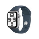 Apple Watch SE (第二世代, 2023) (GPS (40mm)ケース用) 40mmシルバーアルミニウムケースとストームブルースポーツバンド - M/L フィットネストラッカーと睡眠トラッカー 衝突事故検出 心拍数のモ