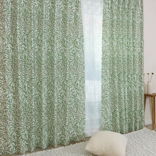 ウィリアム・モリス 国産防炎カーテン 2枚組P260 (約130cm幅×約205cm丈) 3級遮光 遮熱 断熱 目隠し 人気 多機能 【素材】ポリエステル100% 【生産国】日本製(桐生市) 【機能】3級遮光、防炎、遮熱、断熱、ウォッシャブル 【仕様】1.5倍ヒダ　2つ山仕上げ　調節可能なアジャスターフック付き。 (Aフック) 共布タッセル2本付属。(200cm幅はタッセル1本付属) ※130、150、200cm幅は、生地に継ぎ目が入ります。 3級遮光、防炎、断熱、保温、ウォッシャブルと多機能のカーテンです。群馬県桐生市で生地の製造から縫製、発送を行っております。 1887年に壁紙に、後にプリント生地としても制作されたモリスの最高傑作とも言われているデザインです。モリスの別荘をはじめ、彼にゆかりがある家々で見ることができます。モリスお気に入りのテムズ川岸の柳を、自然主義的アプローチから見事な模様に高められたデザインは今も愛されています。　　特殊な編み機で生地を製造しているので、サイドと裾は無縫製が可能になり、裾がだぶつかずに自然なドレープ感を生み出すことができました。　　3級遮光、防炎、遮熱、保温はもちろん、ご家庭の洗濯機でお洗濯できる多機能なカーテンです。また、無縫製のサイドと裾はお洗濯してもほつれません。　　生地の製造、染色加工、縫製と一貫した国内生産。安心安全なこだわりの製品です。　　カーテンと同じ柄のタッセルと調節可能なアジャスターフックが付いています(洗濯の時はフックを外してください)。　　 【注意点】 ※カラーに関してはモニターの発色により多少異なる場合があります。 商品コード13080880053商品名ウィリアム・モリス 国産防炎カーテン 2枚組P260 (約130cm幅&times;約205cm丈) 3級遮光 遮熱 断熱 目隠し 人気 多機能型番P260サイズ丈205 cm x 幅130 cm (2枚組)カラーグリーン※他モールでも併売しているため、タイミングによって在庫切れの可能性がございます。その際は、別途ご連絡させていただきます。※他モールでも併売しているため、タイミングによって在庫切れの可能性がございます。その際は、別途ご連絡させていただきます。