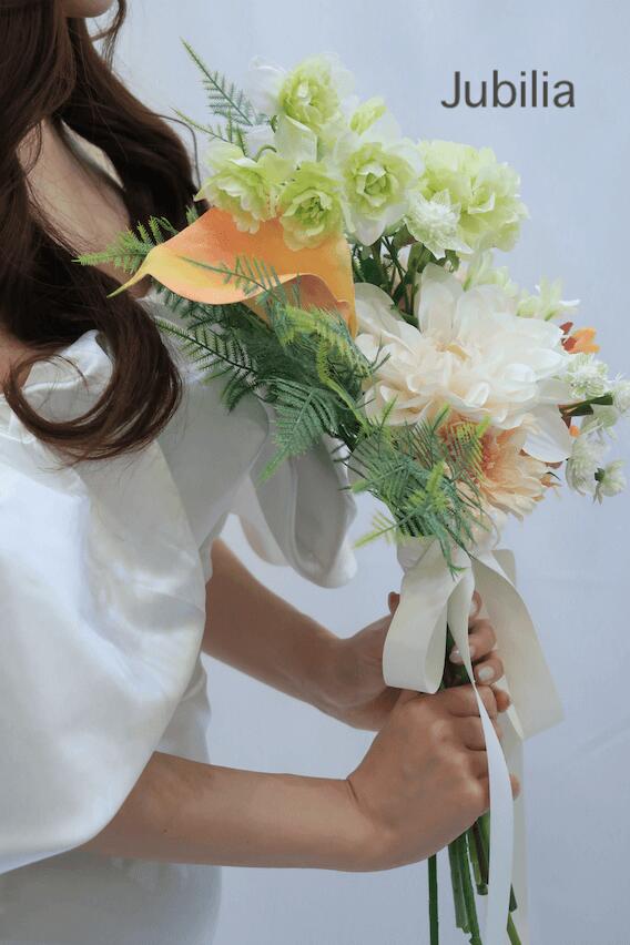 Mrs.四季のHerper（ハーパー）〜天使の演奏〜 ウエディング 結婚式 前撮り ブーケ ブライダル フォトウエディング 造花 花嫁 おしゃれ きれいめ 上品 ナチュラル グリーン オレンジ リリー ガーベラ_02｜アングル2