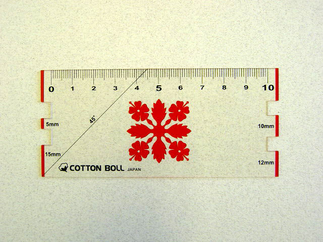ハワイアンキルトに必要なエコーキルト（波紋）しるしつけが 簡単に書けるスケールです。 お好みの幅（5.10.12.15mm）でラインが書けます。 ご使用方法はキルトスケールに添付されています。　