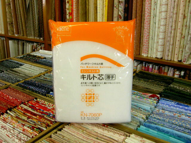 ミシンキルトの場合には「ズレ」や「ゆがみ」が おきやすくなります。 そこで！ 他のキルト芯に比べて表生地への吸い付きが良くて 綿（芯）がずれにくいキルト芯をオススメします。 サイズ：125×100cm 素　材：ポリエステル100％ パッケージにはミシンキルト用と書いてありますが ハンドキルトにもお使いいただけます。 ＊特に厚みがだしたくないようなコースターやランチョンマットには 　ちょうど良い厚みです。 ＊お届けは宅急便です。（ネコポスではお届けできません。） 1mカットではなく長いまま欲しい場合は 数量にm数を入れていただきまして通信欄に『長いままで』と お書き下さい。ミシンキルト用にオススメ！ 薄手キルト芯もちろんハンドキルトにも使えます 厚み：約3mm