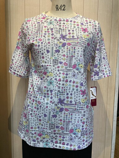 日本製!レディースファッション ミセス 綿100% チュニック丈 半袖(カラフル花柄)Tシャツブラウス 丸首(クルーネック)トップス、プルオーバー、カットソー、40代50代60代。(税込み8,030円)7,300円の商品。) 日本製!レディースファッション ミセス 綿100% チュニック丈 半袖(カラフル花柄)Tシャツブラウス 丸首(クルーネック)トップス、プルオーバー、カットソー、40代50代60代。(税込み8,030円)7,300円の商品。)