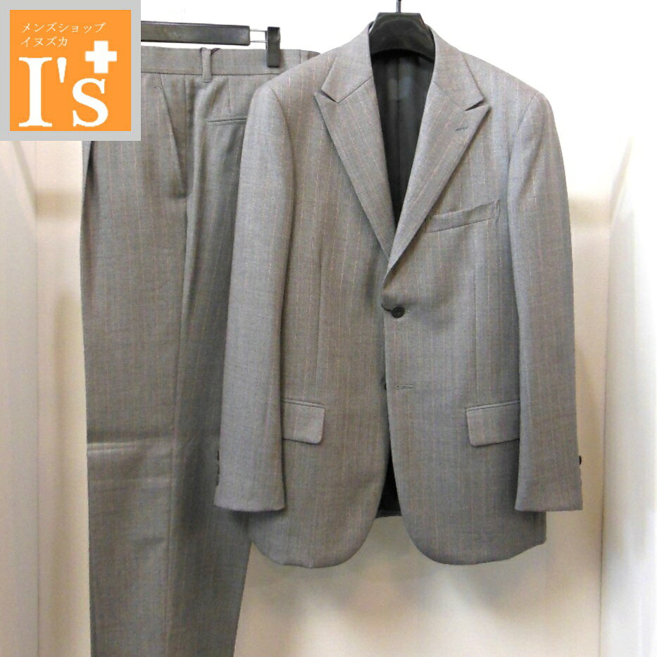 【サイズ】 【色】 【素材】サイズ：　 【46（М）パンツ85cm】 色：　グレー系（ストライプ） 【生地】：　毛（ウール）100％ （日本製）【サイズ寸法】【46（М）パンツ85cm】サイズを着用です。　 寸法は目安です。 お手持ちアイテムと比べて下さいね。 【46（М）パンツ85cm】 【ジャケット（トップス）】着丈75cm肩幅46cm胸回り106cm腹廻り98cm袖丈63cm 【パンツ（ボトムス）】ウエスト85cm総丈123cm股上29cm股下94cmわたり幅34cm裾幅22cm【注意】モニターの発色の具合によって実際のものと色が若干異なる場合があります。 　 実店舗との共同アイテムのため、時間差による 欠品がでてしまった時は、申し訳ありません。【こんな時に、大活躍!!】【タウンカジュアル】・【ゴルフやマリンなどスポーツ】・【レジャー】・【旅行】・【おしゃれしたい時】・【かっこいいと言われたい時】に、大活躍する子達がそろってますよ～。 ぜひ、トップページに遊びに来てくださいね!!【店長のひとり言】この子の特徴は、さり気なく入ったストライプとの配色がおしゃれですよね。日本仕立ての洗練された縫製シルエットがかっこいいですよね！自分なりのコーディネートで変化を楽しめ、おしゃれが楽しくなりそうですね！ ※メーカー希望小売価格はメーカー商品タグに基づいて掲載しています。【未使用・日本製】もっと気軽にジャケット・スーツを使いたい貴方に！この子の特徴は、さり気なく入ったストライプとの配色がおしゃれですよね。日本仕立ての洗練された縫製シルエットがかっこいいですよね！自分なりのコーディネートで変化を楽しめ、おしゃれが楽しくなりそうですね！ 関連商品はこちら70%OFF【秋冬 お買い得 OUTLET SALE】Mr...70%OFF【秋冬 お買い得 OUTLET SALE】Mr...60%OFF【秋冬 お買い得 OUTLET SALE】DO...45%OFF【秋冬 お買い得 OUTLET SALE】Ge...60%OFF【秋冬 お買い得 OUTLET SALE】re...【2025 新作 秋冬】CODE:B（コードビー...【2025 新作 秋冬】CODE:B（コードビー...65%OFF【秋冬 お買い得 OUTLET SALE】LA...70%OFF【春秋冬 お買い得 OUTLET SALE】...