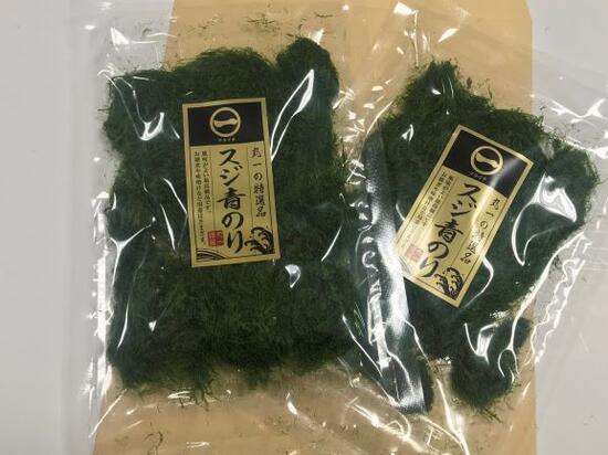 徳島県産 スジ青のり 徳島県産のスジ青のりは、主に10月〜翌1月にかけ生産され、日本最大の生産量を誇ります。 価格が安いあおさ（主に粉末の青のり粉）とは違います。 あおのりにも様々な種類がありますが、本品は細い糸状の形状をしている良質なスジ青のりです。 風味・香りがとても良いのが最大の特徴です。 さぬき（香川）の正月のお雑煮は、上にスジ青のりをのせ白みそにあんこ入りのもちを入れて食べます。 餅の中に入れたり、焼きそばやお好み焼き、味噌汁や玉子焼きや天ぷらの衣などに。 品　　名 スジ青のり 原材料 すじ青のり（徳島県産） 内容量 5g×2袋 賞味期限 約180日夏お中元ギフトご贈答おすすめお祝い 保存方法 高温多湿を避けて、開封後は冷蔵保存して下さい　