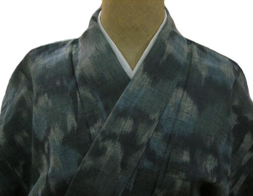 ＜ ワンオーナー品とは ＞ 基本的に中古・古着に含まれます。 ただし、一人の所有者よって お誂え及び着用された品物のことを指します。 絶対お買い得☆1点限り。 モノトーンな色合いの斑ぼかし柄です。 やや地味ですが個性的な逸品です。 ＜ 寸法表 ＞　※　身丈は背からです。cmは四捨五入。 【 身 丈 】　4尺0寸0分 （ 約152cm ） 【 袖 丈 】　1尺4寸0分 （ 約53cm ） 【 丸 味 】　　　　　 3分 （ 約1cm ） 【 袖 付 】　　　 6寸0分 （ 約23cm ） 【 袖 巾 】　　　 8寸8分 （ 約33cm ） 【 肩 裄 】　1尺6寸8分 （ 約64cm ） 【 後 巾 】　　　 7寸5分 （ 約29cm ） 【 前 巾 】　　　 6寸0分 （ 約23cm ） 【 妻 丈 】　2尺0寸0分 （ 約76cm ） 【 衿 型 】　広　衿 【 八 掛 】　鼠色　無地 【 胴 裏 】　白　正常色（ボタンシミあり） 【 状 態 】　A-B 　　　　　　　右袖前の袖口付近に、目立ちませんが 　　　　　　　1cm程の黄変が3箇所あります。 　商品について　　必ずお読み下さい。 【状態】については、コメントとともにS・A・B・Cの4つに判別いたします。 　S：新品同様 　A：目立つ汚れはない 　B：汚れ・キズあるが着用に支障ない 　C：汚れ・キズあり 　商品は、前所有者の所有・着用後そのままの状態で、洗い・しみ抜き・プレスなど加工は全く施しておりません。 　ご購入の際、ご使用になる前の「丸洗い」をご希望の方は3,150円（税込）で承りますので、その旨コメント欄へご記入下さい。後程金額を変更してご連絡いたします。また、その他の加工をご希望の方もお気軽にお問い合わせ下さい。 　「丸洗い」等の加工を施した場合、お客様都合でのご返品については加工代金を返金できません。予めご了承下さい。 ※　北海道・沖縄及び離島へのお届けについては　　送料の追加が必要となる場合がございます。　　詳細は、事前にお問い合わせ下さい。 ※商品画像をクリックすると拡大表示になります。※お使いのパソコン環境によって色が異なる場合がございます。 こちらの商品は高松南新町商店街「呉服ますや」が担当です。