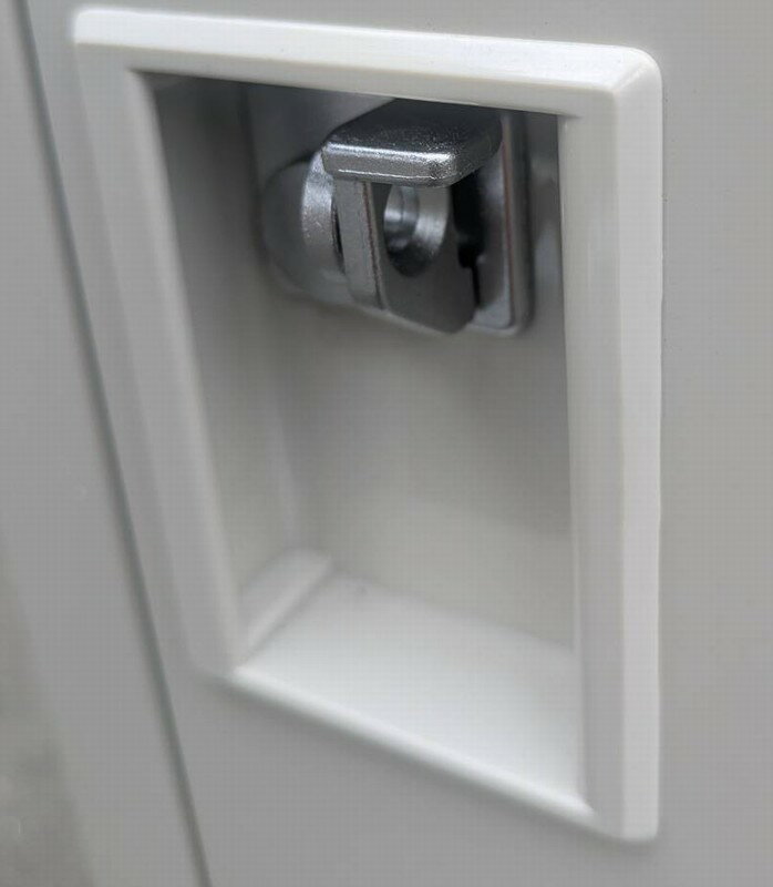 【わけあり アウトレット(訳あり)】6人用ロッカー(南京錠対応)【運送事故品】幅900×奥行415×高さ880mmニューグレー色【夜間や日曜日・祝日の配達はできません。】【個人宅へのお届け不可商品です。】 [2]