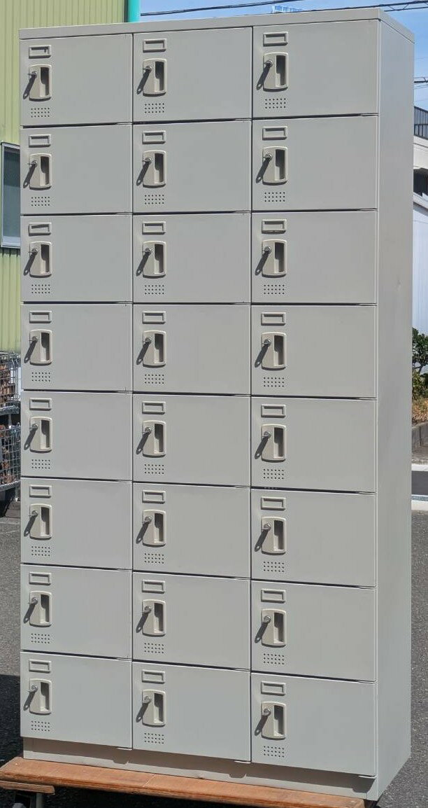 【中古】 ナイキ 24人用シューズボックス 扉付き（施錠可能 各扉鍵1本付き）3列8段W900,D380,H1800ミリ【夜間や日曜日 祝日の配達はできません。】【個人宅へのお届け不可商品です。】