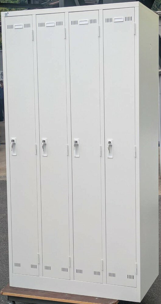 この商品は中古品です。 ＊申し訳ございませんが、北海道や沖縄などの離島はお届けできません。ご了承下さい。生興（SEIKO FAMILY）　4人用ロッカー　ホワイト色【中古品】 送料無料（北海道や沖縄県、一部の離島はお届けできません。） 販売価格29，000円（消費税別） 生興（SEIKO FAMILY）のシリンダー錠タイプの4人用ロッカーの中古品です。 本体の大きさはW900，D515，H1790ミリ です。ホワイト色です。 型番はSLKW-4です。 中古品ですので小さなキズや汚れはご了承下さい。 鍵は各扉に2本ずつ付いています。 中古品販売価格　　29，000円（消費税別） 送料は無料ですが、北海道や沖縄、その他の離島へはお届けできません。 誠に申し訳ありませんが、個人様宅へのお届けはできません。 ご了承下さいます様お願い致します。 （会社、団体、病院、事務所、店舗などへのお届けは可能です。） 配達員1名でのお届けになりますので、トラック車上お渡しになります。 お受け取りの際に男性2名程度のご準備をお願い致します。 お部屋の中への搬入や設置は、お客様でお願いいたします。