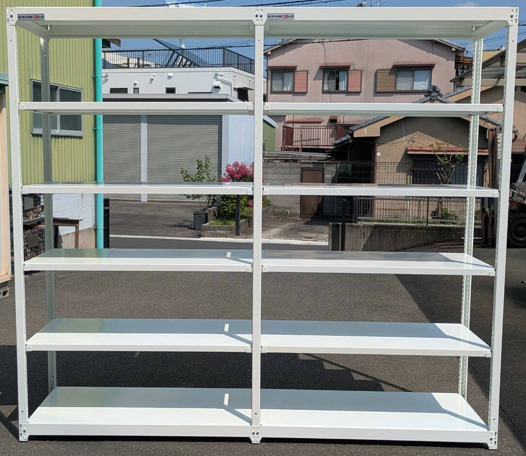 この商品は中古品です。 路線便発送の為、部材お届け（建物の玄関までのお届け）になります。 ＊申し訳ございませんが、北海道及び船便や航空便を利用する沖縄県や その他の離島は別途送料が必要です。 ご了承下さい。 この商品以外にも、中古 スチールラックを掲載しています。 ＞＞ 中古 スチールラック一覧はこちらスチールラック　　 H2110,W2365,D595ミリ　天地6段【中古品】 販売価格47，000円（消費税別） ▼中古品ですので小さなキズや汚れはご了承下さい。ビーム2本に穴があります。▼ 中古品の三進金属工業のスチールラック（軽量・ボルトレスタイプ）です。本体色はホワイトです。（メーカー色名：マイルドホワイト） 耐荷重は1段当たり150kgです。（等分布荷重） お届けは部材の状態でお届けしますので、組立はお客様でお願い致します。 W1160タイプの基本型＋連結型の2連結です。組み立てたときのサイズはH2110，W2365，D595ミリです。（若干の差異はご了承下さい。） とてもきれいな商品ですが、中古品ですので小さなキズはご了承下さい。ビームには転倒防止のために開けた穴があります。（合計2本） 中古品販売価格　　47，000円（消費税別） 北海道や沖縄などの地域は別途送料が必要になります。 ご了承下さいます様お願い致します。 商品は分解して支柱、棚板、金具類ごとに梱包してお届け致します。 到着後の組立作業はお客様で行って頂きます様お願い致します。 金具を支柱に合わせて軽く叩く必要があります。プラスチックハンマーや木槌が必要です。 お届けは建物の1階玄関までになります。お部屋の中への搬入はお客様で行って頂きます様お願い致します。