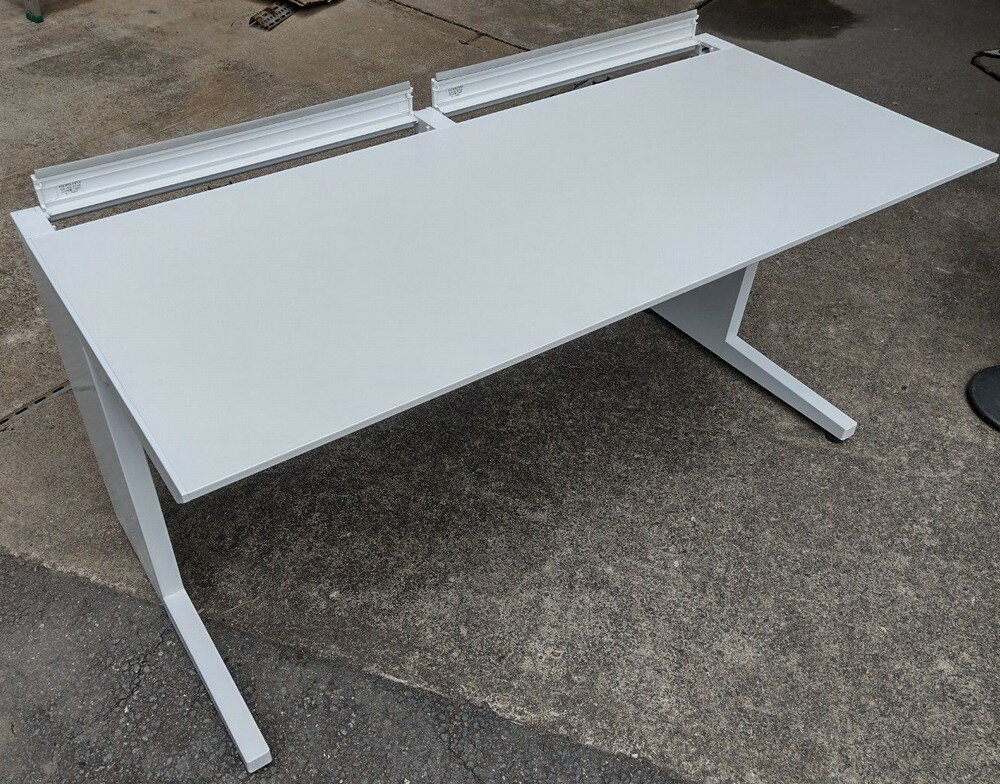 【中古】 コクヨ ISデスクシリーズ平デスク(平机)W1500,D700,H720ミリホワイト色(引き出し=黒)【中古】【個人宅へのお届けはできません。】】*保管場所4階