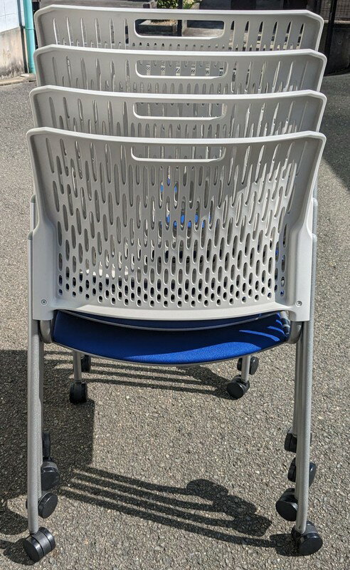 【中古】 ミーティングチェア 4脚セット スタッキングタイプ背：ホワイト（樹脂） 座：ブルー（布張り） KC-410CLF