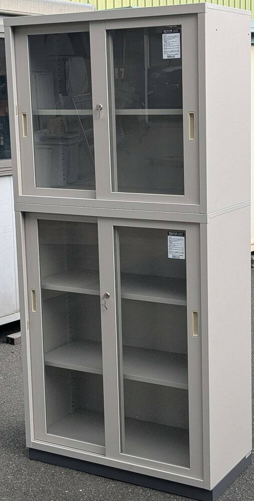 【中古】 コクヨ A4ファイル対応書庫ガラス扉 引き違い書庫 上下組 それぞれ鍵2本付きナチュラルグレー色【個人宅へのお届け不可商品です。】【日曜日、祝日配達不可】 [3]