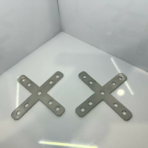 十字プレート　ステンレス製　1枚　ネジ付き【十字】【DIY】【プレート】【センター】【中央】【止め具】【止め金具】【かっこいい】【錆びない】【家具】【壁】【棚】