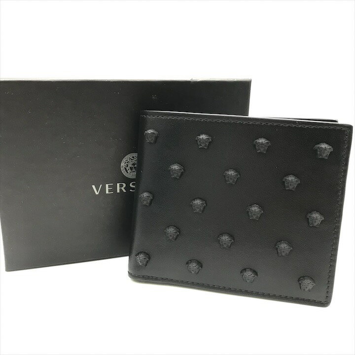 ご覧頂きありがとうございます☆彡【ブランド】ヴェルサーチ【カラー】ブラック【素材】レザー【シリアル】【サイズ】W約10.8×H約9(若干の誤差はご了承下さい。）【付属品】箱、保存袋、冊子【状態ランク】Aヴェルサーチの財布になります☆素敵なお...