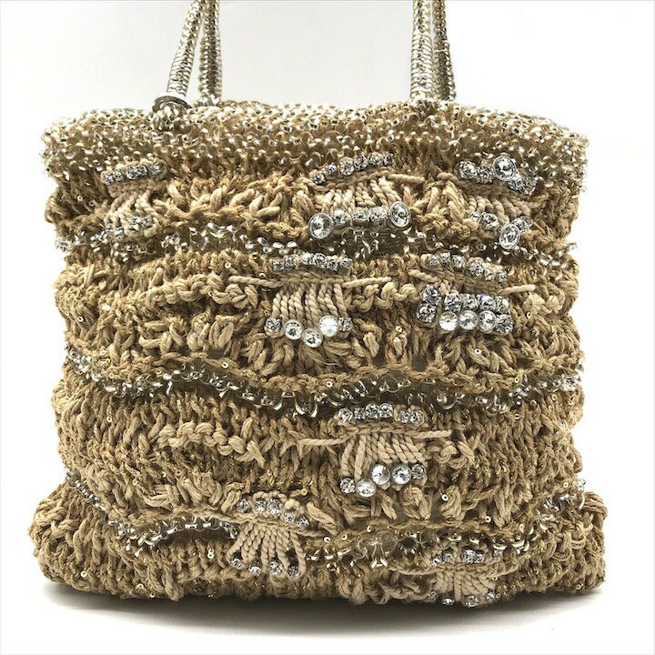 ご覧頂きありがとうございます☆彡【ブランド】アンテプリマ【カラー】ゴールド【素材】ワイヤー【サイズ】W約28×H約24×D約3(若干の誤差はご了承下さい。）【付属品】【状態ランク】Aビジューが華やかな、アンテプリマハンド。アンテプリマのハン...